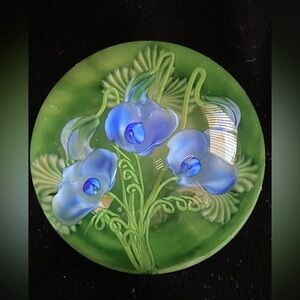 Lundberg Studios 2006 Sweet Pea paperweight by Daniel Salazar